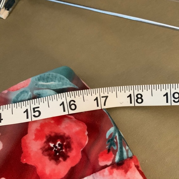 EUC Soft Capri Floral Leggings size “Curvy”. See measurements in description - Picture 6 of 6